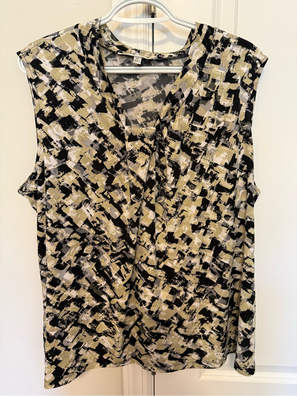 Jones Studio Abstract Print Sleeveless V-Neck Top - Black & Cream